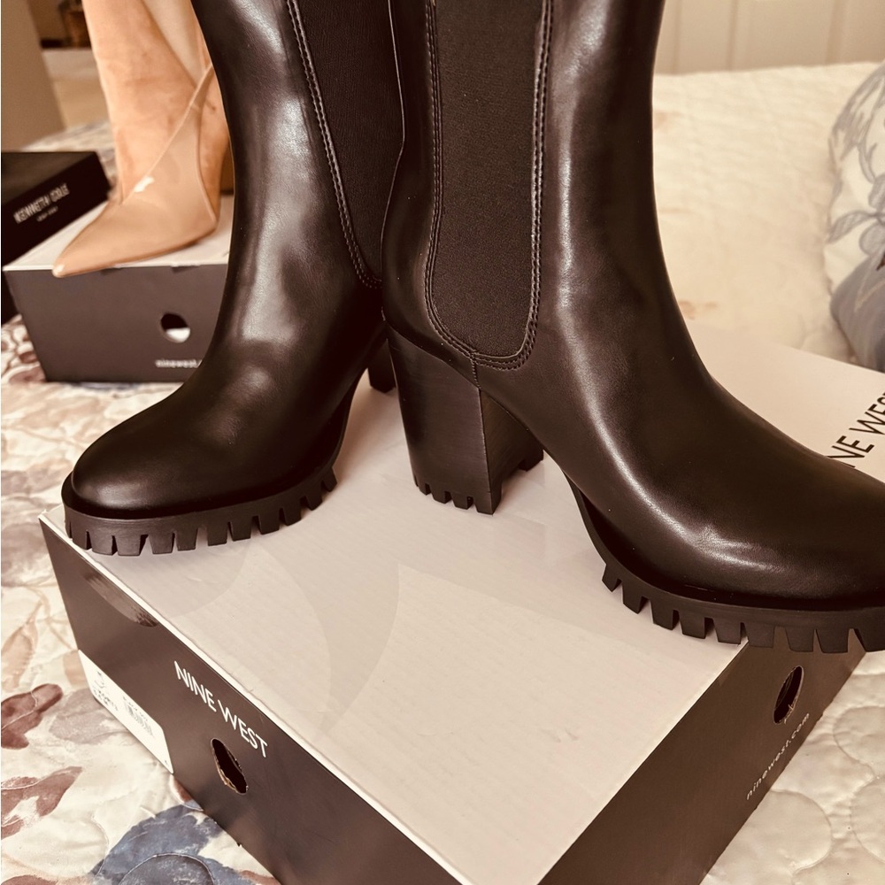 Anne Klein Black Heeled Boots with Chunky Heel and Sleek Silhouette